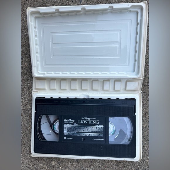 A Walt Disney masterpiece The Lion King on VHS - Picture 3 of 5